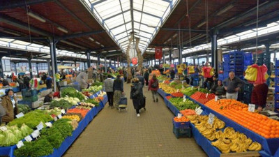 Kilosu 10 TL'ye düştü vatandaş bu yaz meyveye doyacak. 600 bin nüfuslu şehirde büyük talep görüyor