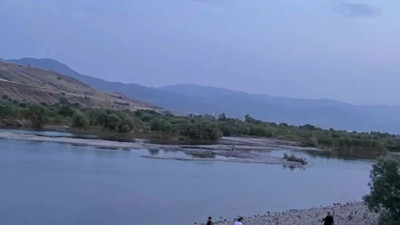 Murat Nehri'ne girip kayboldu