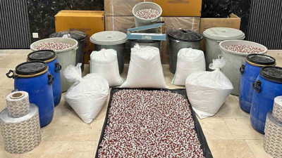 İstanbul’un göbeğinde uyuşturucu fabrikası çökertildi! 2 milyon 535 adet ele geçirildi