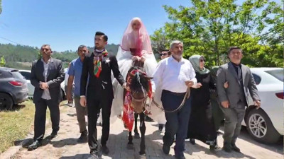 Bursa’da geleneksel düğün şenliği! Gelenekler canlandı: Gelin at üstünde