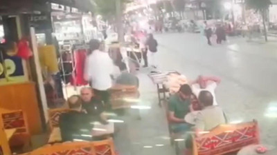 Motosiklet yemek yiyenlerin arasına daldı