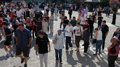 Çocuklar salonda, aileler dışarda terledi! Aileler okul önünde nöbette