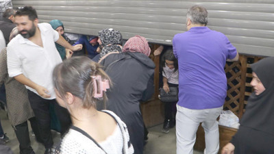 Yüzde 50 indirim kuyruğu kaosa döndü! Şok görüntüler: Saatlerce beklediler