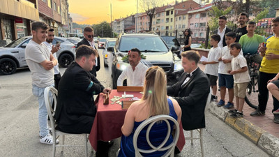 Okey masası kurarak düğün konvoyunun önünü kestiler