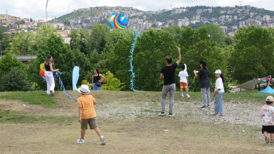 Uçurtmalar babalar için havalandı