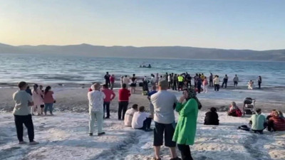Salda Gölü’ne giren baba oğul boğularak hayatını kaybetti