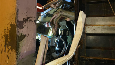 Yön levhasına çarpan kamyonet kağıt gibi ezildi