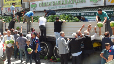 Çiftçi sevabına dağıttı. 30 ton anında bitti