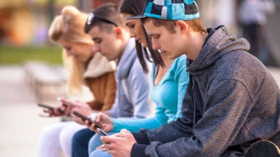 İtalya liselerde öğrencilere cep telefonunu yasakladı