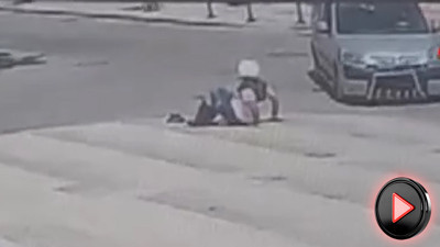 Kask sayesinde hayatta kaldı! Görüntüler şoke etti