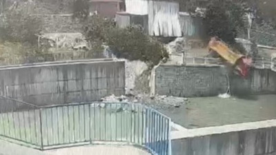 Oto yıkamacıda şok! Kamyon dereye uçtu