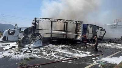 D-650’de korkunç anlar! TIR’lar alev aldı