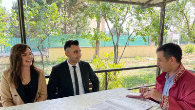 İstasyonda nikah! Meslektaşları çifti yalnız bırakmadı