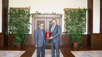 Aksaray Üniversitesi’nden hayırsever Yalçın Kulak’a teşekkür plaketi!