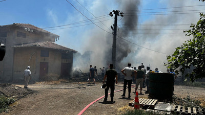 Çanakkale'de yangın! Depoda başlayıp elektrik trafosu ve araziye sıçradı