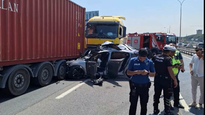 TIR ile kamyon arasında sıkışan otomobilde korku dolu anlar