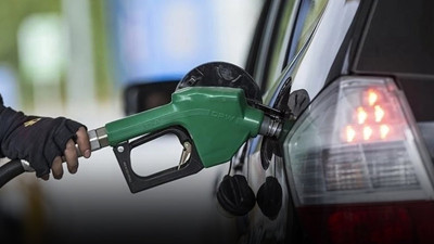 Ünlü ekonomistten korkutan hesap: Akaryakıta gelecek ufuktaki zamları açıkladı