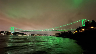 FSM Köprüsü, skolyoza dikkat çekmek için yeşile büründü