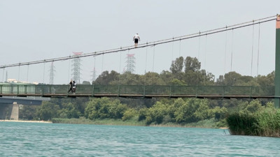 Seyhan Nehri’nde ip cambazları nefes kesti! Gençlerin tehlikeli oyunu: Kameralar her şeyi kaydetti