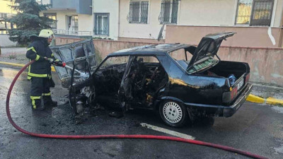 Seyir halindeki otomobil alev aldı