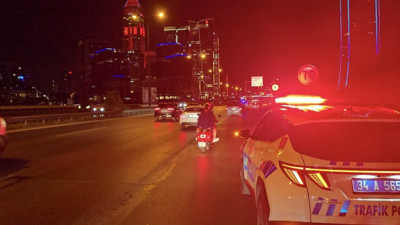 Cip arkadan çarptı, taksi bariyerlere saplandı!