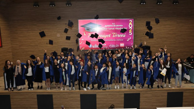Kültür Sanat Akademisi'nde mezuniyet coşkusu: İlk mezunlar sahne aldı!