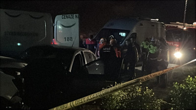 Sivas'ta ters yöne giren minibüs otomobille çarpıştı: 1 ölü, 8 yaralı