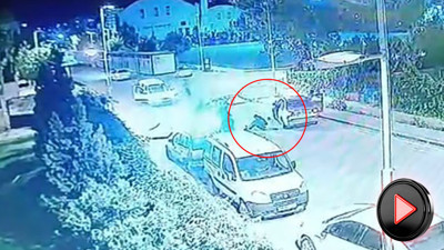 Motosiklet sürücüsü otomobilin altına savruldu