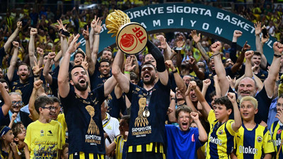 Tarihte ilk kez Türkiye'de 'Üçlü Taç' takıldı: Fenerbahçe şampiyon