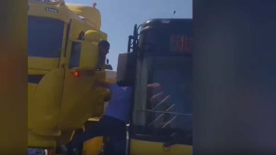 D-100’de yol verme kavgası! TIR’dan indi İETT şoförüne yumruk attı