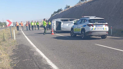 Görünmez kaza! Yolun ortasında yan yattı: Otomobilin içinde 2 yaşında kızı vardı