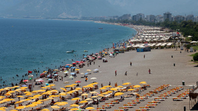 Antalya'da sıcaklık 43 dereceyi buldu, Konyaaltı Sahili doldu