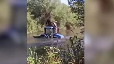 Traktör ile birlikte nehrin ortasında kaldı