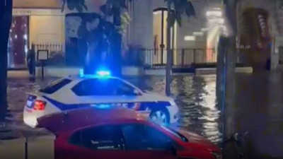 Paris sokaklarında “My Heart Will Go On”! müziği yankılandı! Sel bastı, polis Titanic müziğini açtı