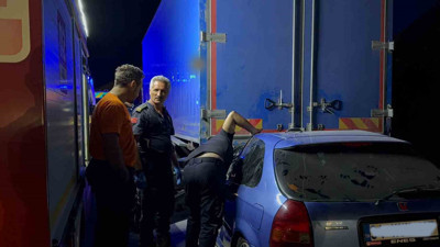 Otomobil kamyonun altına girdi! Can pazarında ekipler zamanla yarışıyor