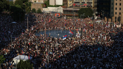 Sırbistan karıştı: On binler erken seçim için meydanlarda