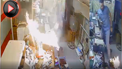 Tamir ettiği telefon bomba gibi patladı! Kamera o anları görüntüledi