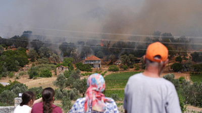 İzmir'de büyük yangın! Yerleşim yerlerine ulaştı