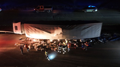Kırıkkale'de korkutan kaza! Alkol yüklü tır devrildi