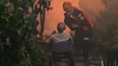 İzmir'deki yangından yürek yakan görüntüler... Tekerlekli sandalyedeki yaşlı adam ve kedisi kurtarıldı