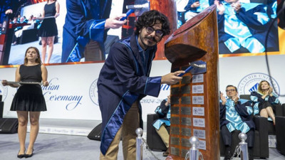 Görme engelli gence 'Altın Beyin' ödülü. Ünlülerin okulu Cambridge gidecek. Azmin zaferi