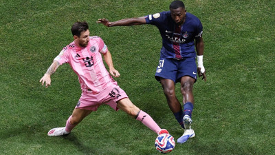 İbrahimoviç'ten Messi'ye övgü: 'Futbolcularla değil heykellerle oynuyor'