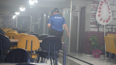 Apartman boşluğunda başladı: Restoran dumanla doldu!