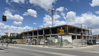 İnşaat iskelesinden düşen usta yaralandı