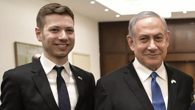 Netanyahu'nun oğlu, tehdit edildiği iddiası ile ülkeyi terk etti