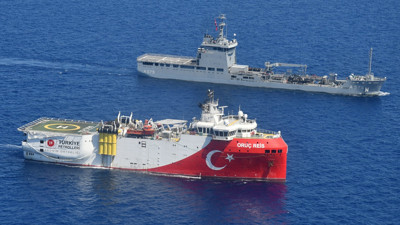 Oruç Reis, Süveyş Kanalı’nı geçti! Donanma eşliğinde ilerliyor