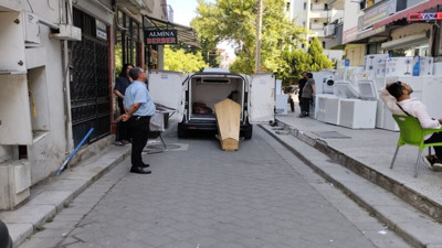 Yaşlı adam, binanın teras katındaki demirlerde asılı bulundu