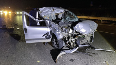 Tomruk tüklü TIR ile hafif ticari araç çarpıştı