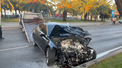 Kartal’daki çarpışmada şok detay! 3 kişi araç içerisinde sıkıştı