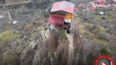 Deprem şehrinde kayanın tepesindeki evde yaşıyorlar! İstanbul’dan gelip yerleştiler: Ziyaret etmek bile cesaret ister